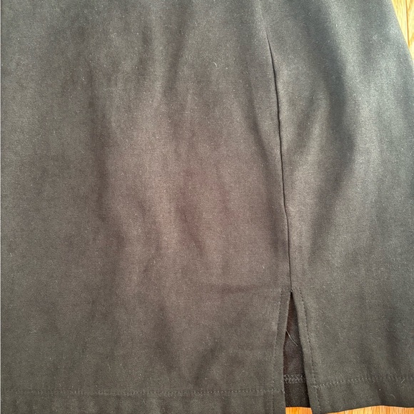 Classic Black Women's Skirt - Picture 2 of 7